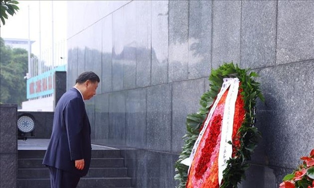 Líder de China visita mausoleo del presidente Ho Chi Minh