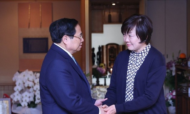Premier Pham Minh Chinh visita a la familia de Abe Shinzo