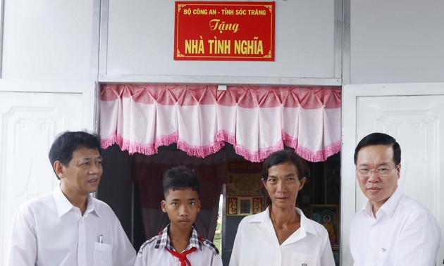 Presidente vietnamita supervisa construcción de casas de solidaridad en Soc Trang