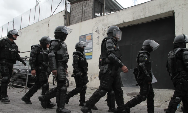 Ecuador: Presos mantienen como rehenes a casi 180 funcionarios penitenciarios