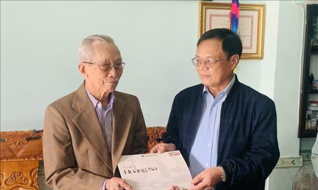 Entregan regalos a los “testigos de Hoang Sa“