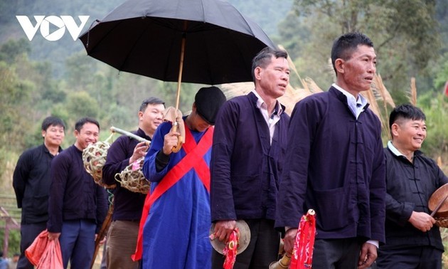 Ceremonia de recogida a la novia de la etnia Giay en Lai Chau