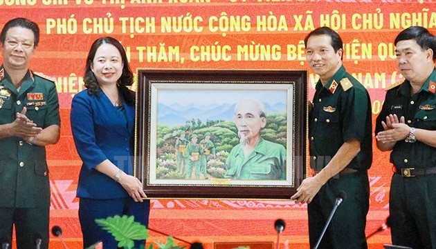 Vicepresidenta de Vietnam visita el Hospital Militar 175