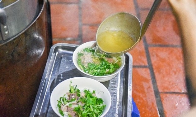 Business Insider presenta cinco restaurantes callejeros de Hanói con estrellas Michelin