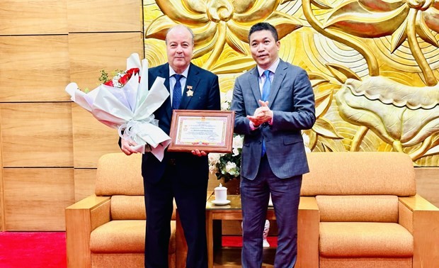 Vietnam entrega sello conmemorativo de amistad a embajador argelino