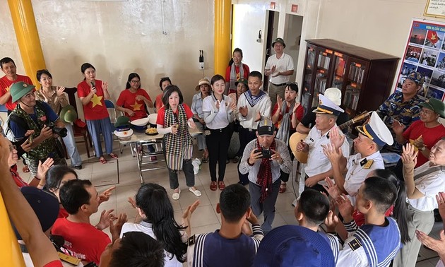 Delegación visita plataforma de vigilancia y distrito insular de Truong Sa