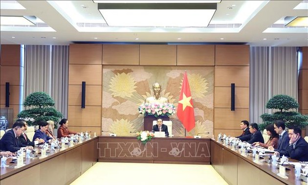 Líder del Parlamento vietnamita recibe a diplomáticos del sudeste asiático