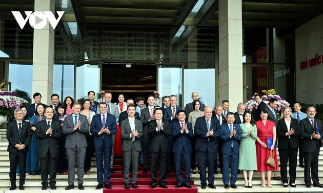 Presidente del Parlamento recibe a embajadores de los países de la UE en Hanói
