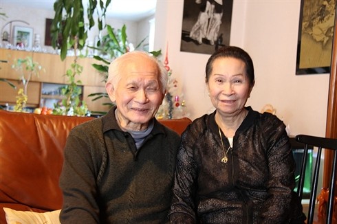 在法国从事越南语广播的吴天汉及其家人