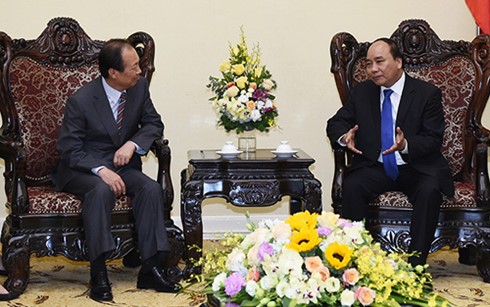 阮春福希望外资企业加强投资越南