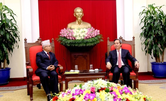 越共中央经济部部长阮文平会见尼泊尔共产党(联合马列)代表团
