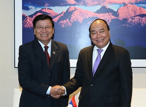 阮春福会见老挝总理通伦