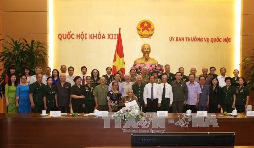 越南国会副主席杜伯巳会见历代老青年突击队员代表团