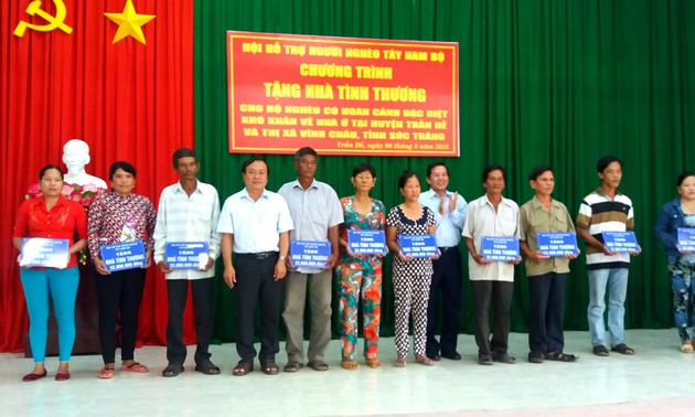 越南政府总理签署颁布对贫困者和少数民族同胞的法律援助政策