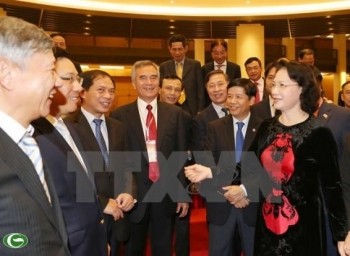 阮氏金银会见越南驻外大使和首席代表
