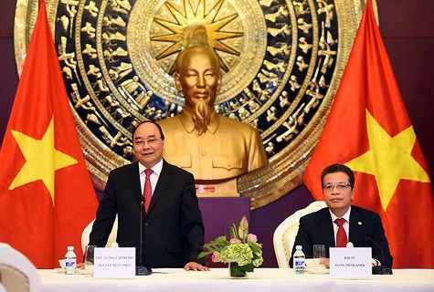 阮春福看望越南驻华大使馆工作人员和越侨代表