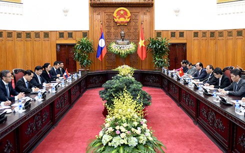 阮春福与老挝总理通伦举行会谈