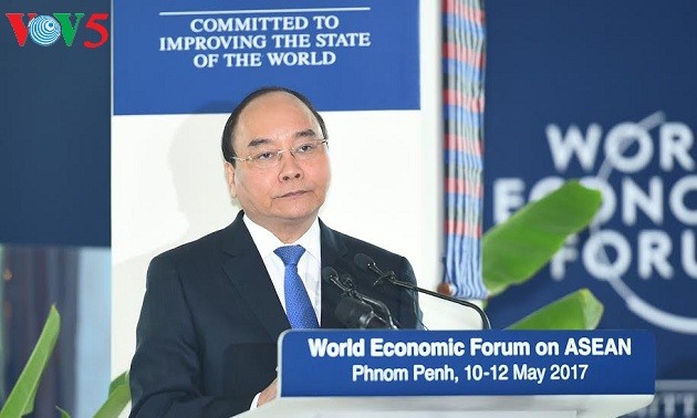 阮春福接过2018年WEF ASEAN峰会主办权