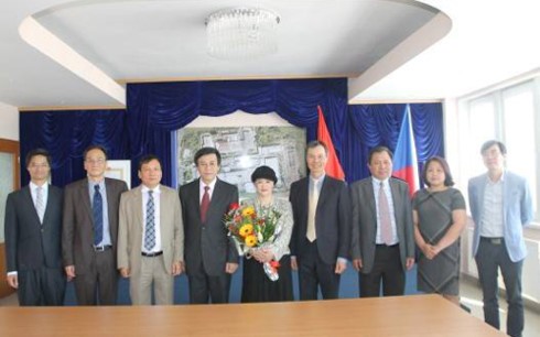 越南大使胡明俊向捷克总统泽曼递交国书