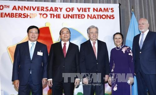  阮春福与联合国秘书长古特雷斯举行会谈并出席越南加入联合国40周年纪念大会