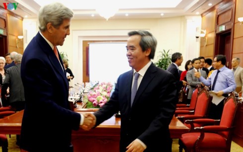 越共中央经济部部长阮文平会见前美国国务卿克里