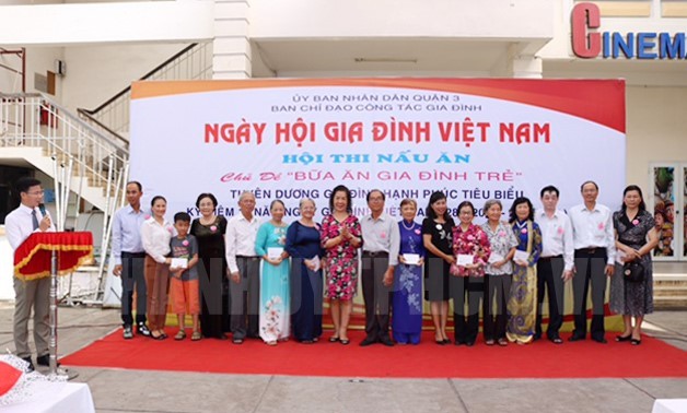 越南家庭日：表彰100个优秀幸福文化家庭