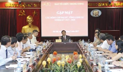 越共中央组织部会见2017至2020年任期大使和总领事