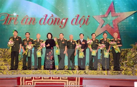 纪念越南荣军烈士节70周年的“缅怀战友”艺术晚会在河内举行