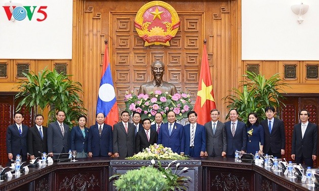 阮春福会见老挝国家副主席潘坎