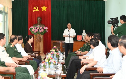 阮春福与胡志明主席陵管理委员会座谈并在K9遗迹区上香缅怀胡主席