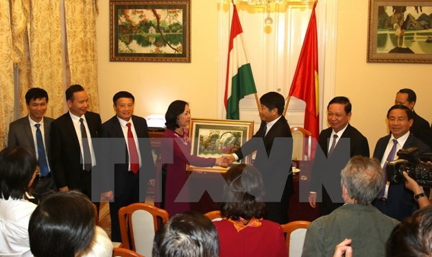 加强越南共产党与匈牙利社会党的关系