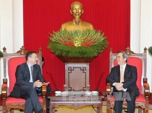 阮文平会见加拿大驻越大使基特尼克尼和法国驻越大使洛尔拉里
