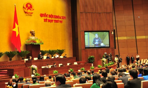 越南国会讨论经济社会与财政预算问题