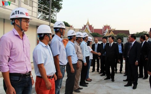 越南政府副总理郑庭勇与老挝国会大厦建设项目指导委员会举行工作会谈