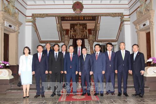 越南胡志明市领导人会见自由韩国党主席洪准杓