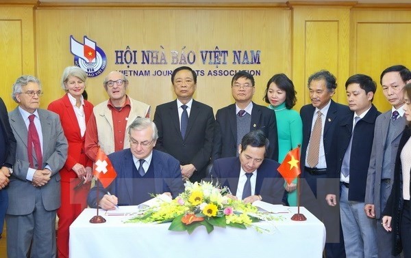 瑞士和列支敦士登外国记者协会代表团访问越南