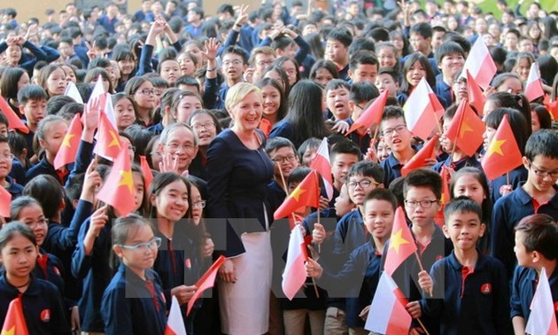 波兰总统夫人在河内出席多项活动