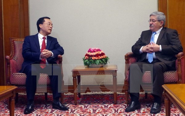 阿尔及利亚总理希望与越南加强合作