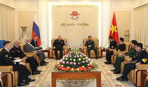 越南人民军总参谋长潘文江会见俄罗斯海军司令格罗莫夫