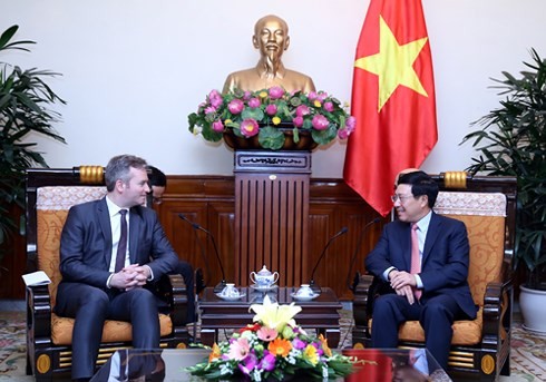 越南政府副总理兼外长范平明会见法国欧洲与外交部国务秘书莱曼