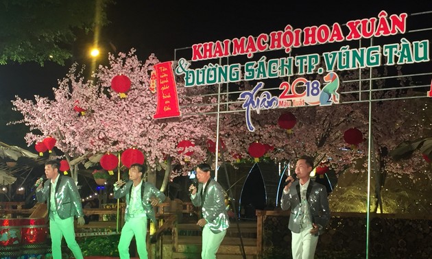 越南各地花卉节和书街活动纷纷开幕