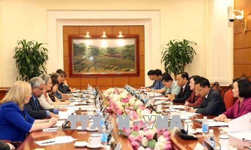 越共中央民运部部长张氏梅与各国驻越大使性别政策协调小组举行会议