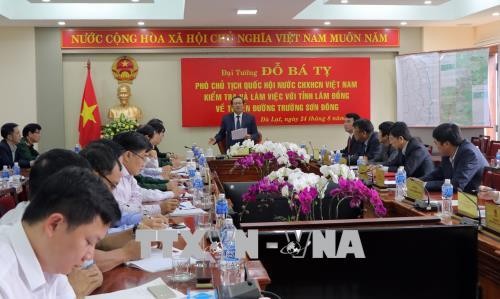 越南国会副主席杜伯巳检查东长山公路项目施工情况