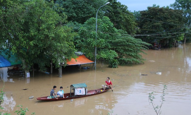 越南中部各省集中克服洪灾影响