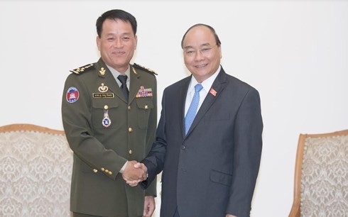 阮春福会见柬埔寨王家军总司令冯批森