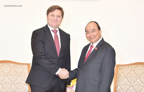 阮春福会见波兰驻越大使加韦尔和越南旅游大使诺曼
