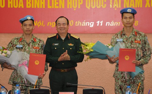 两名越南军官前往南苏丹执行联合国维和任务