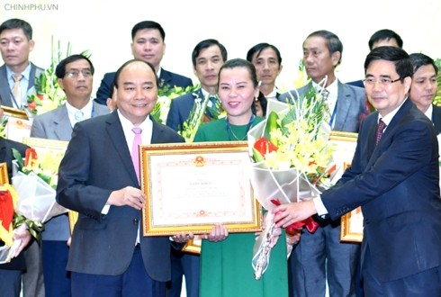 阮春福向在三农领域取得出色成绩的组织和个人颁奖