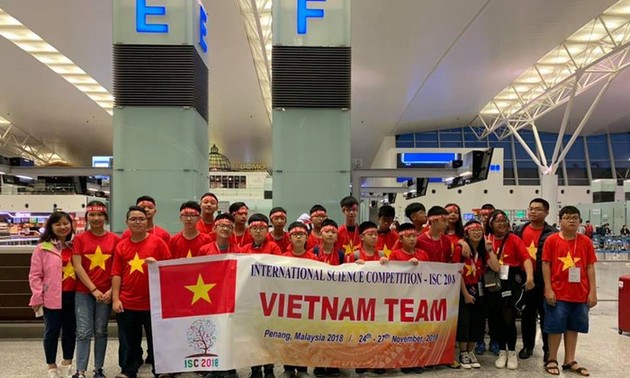越南学生在2018年第一届国际科学竞赛上夺得4枚金牌