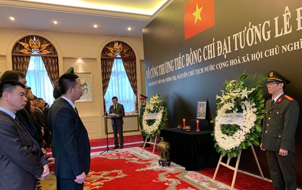 越南驻各国大使馆为原越南国家主席黎德英举行悼念仪式并设置悼念簿